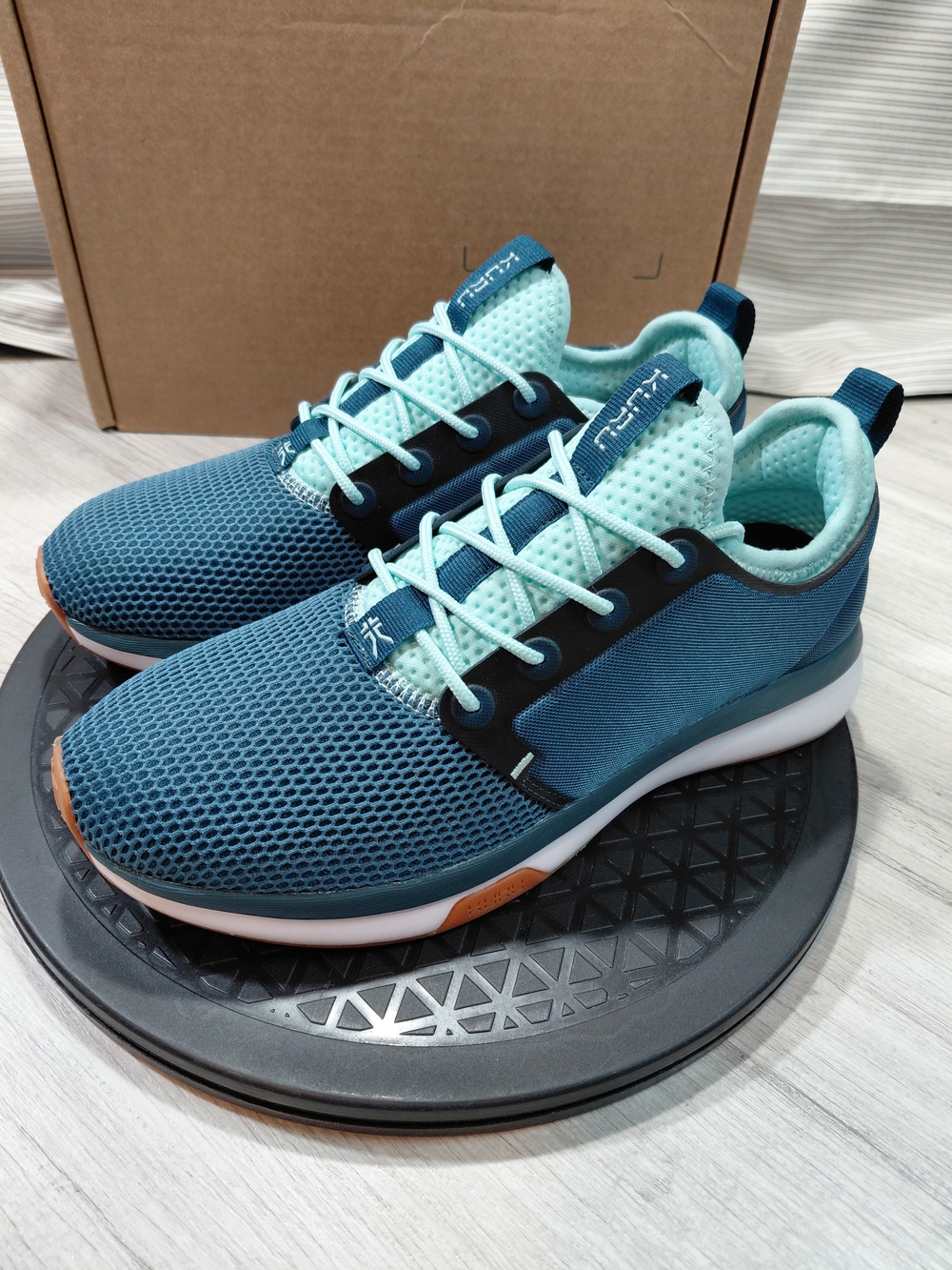 NEW ATOM Womens Tital Wave Oasis Blue/ White Athletic Walking Shoes SIZE 8